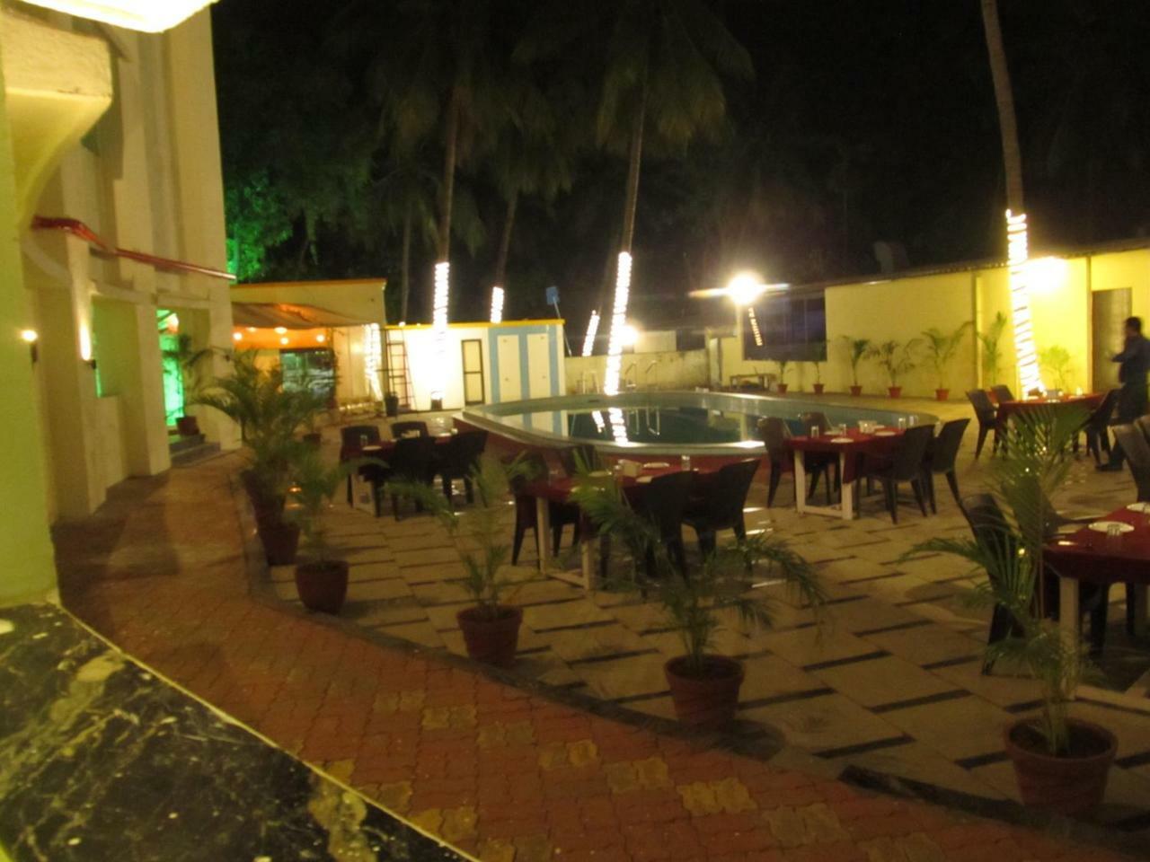 Hotel Sea Rock Villa Daman Bagian luar foto